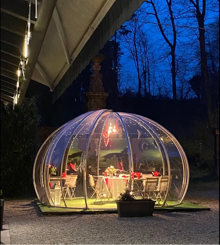 L’Igloo trasparente nel dehors, illuminato e apparecchiato