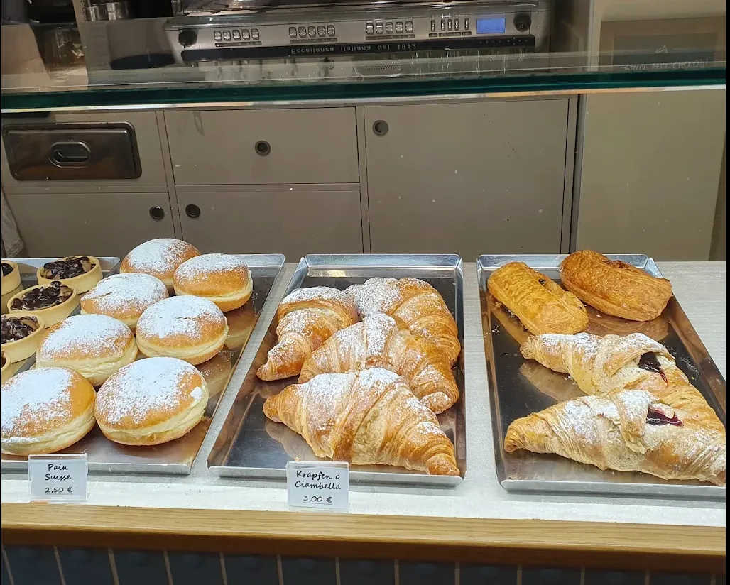 Vassoi di croissant, bomboloni e sfoglie appena preparati